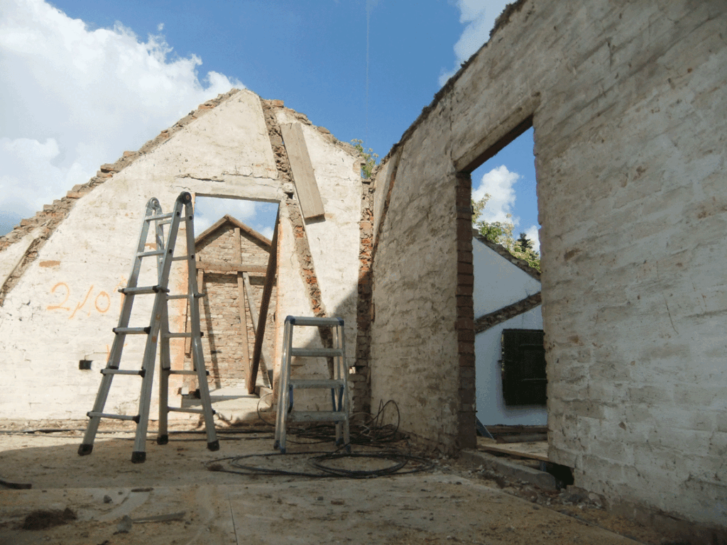 Kernsanierung inkl. Rückbau des Dachstuhls